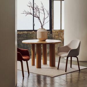 Červená čalouněná jídelní židle Kave Home Aleli s ořechovou podnoží