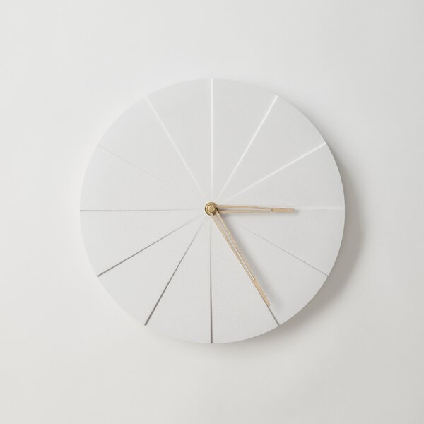 ODLITO Betonové nástěnné hodiny Koláč – bílá – 28,5 cm – světlé ručičky