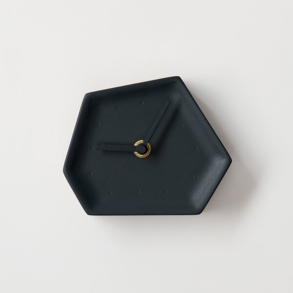 ODLITO Stolní betonové hodiny Kráter – grafit (černá) – 13,5 cm – černé ručičky