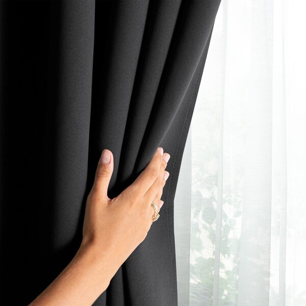Černý dimout závěs 140x245 cm Kierra – Restilo