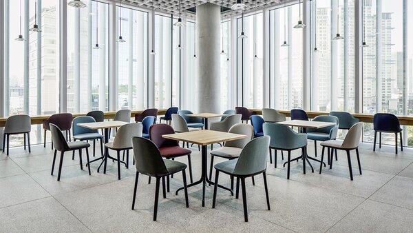 Vitra designová židle Softshell Chair (látka světle modrá)