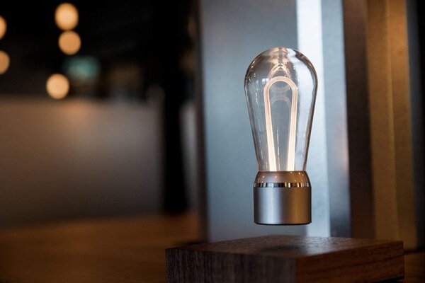 Flyte designové levitující stolní lampy Flyte