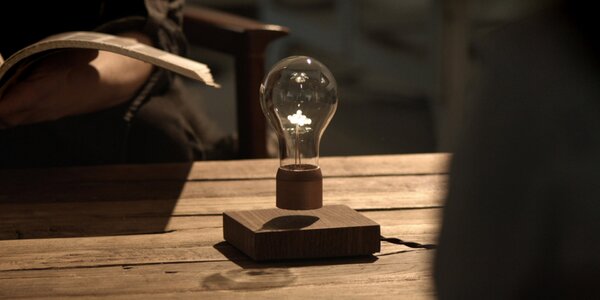 Flyte designové levitující stolní lampy Flyte