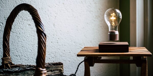 Flyte designové levitující stolní lampy Flyte