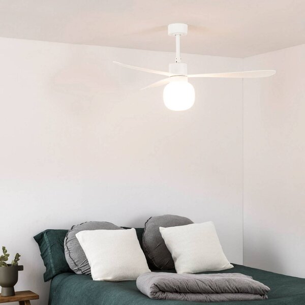 FARO BARCELONA LED stropní ventilátor Amelia Ball L, bílý, stejnosměrný, tichý, 132 cm, stmívatelný, Bílá / opál, Obývací pokoj / jídelna, Plast, Moderní