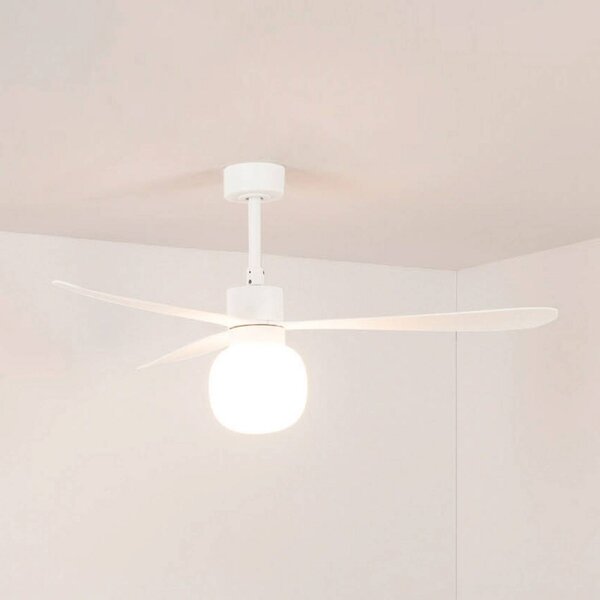 FARO BARCELONA LED stropní ventilátor Amelia Ball L, bílý, stejnosměrný, tichý, 132 cm, stmívatelný, Bílá / opál, Obývací pokoj / jídelna, Plast, Moderní