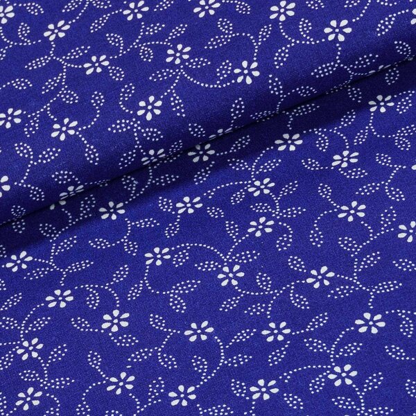 Bavlněné plátno POLO bílé květinky s lístky na modré š.140cm (látka v metráži)