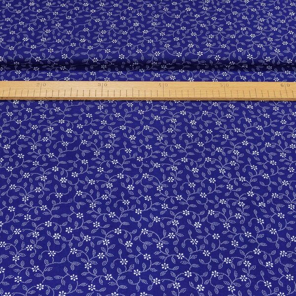Bavlněné plátno POLO bílé květinky s lístky na modré š.140cm (látka v metráži)