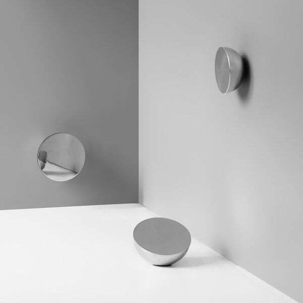New Works designová zrcadla Aura Table Mirror