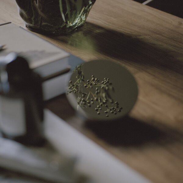 New Works designová zrcadla Aura Table Mirror