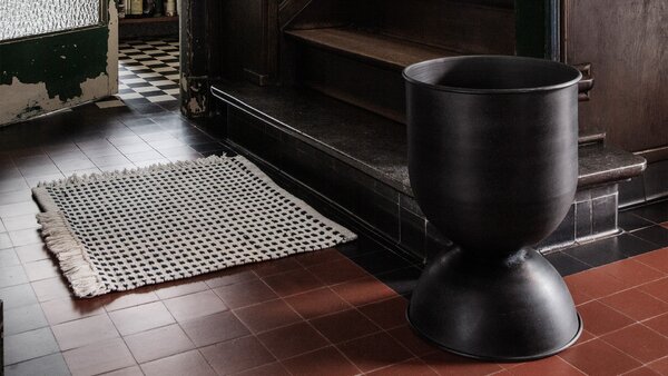 Ferm living designové květináče Hourglass Pot Extra Small (průměr 21 cm)