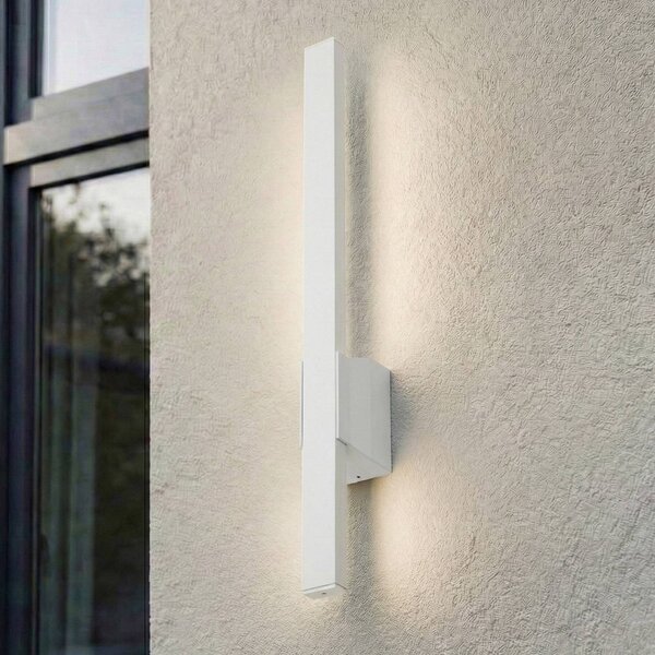 Lindby LED venkovní nástěnné svítidlo Sakari, bílé, hliník, výška 50 cm, Bílá / opál, Hliník, Moderní