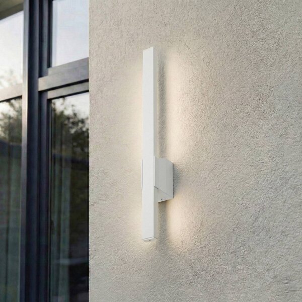 Lindby LED venkovní nástěnné svítidlo Sakari, bílé, hliník, výška 50 cm, Bílá / opál, Hliník, Moderní