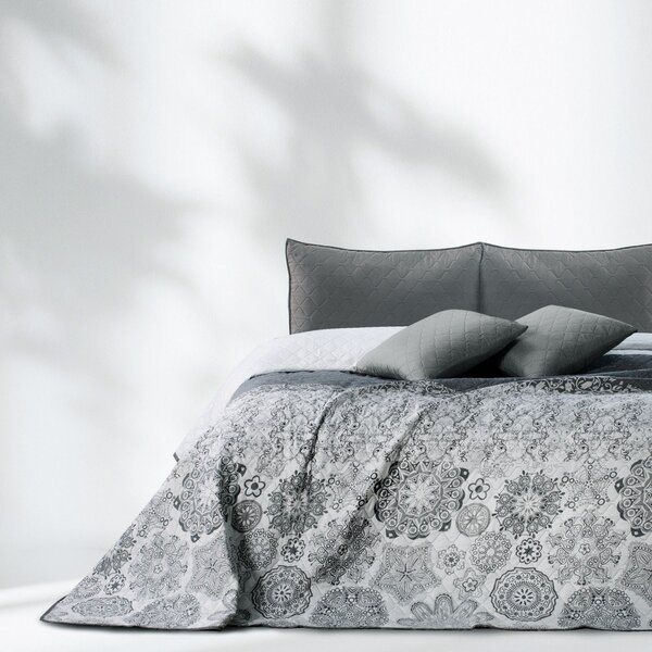Bílošedý oboustranný přehoz z mikrovlákna DecoKing Alhambra, 260 x 240 cm