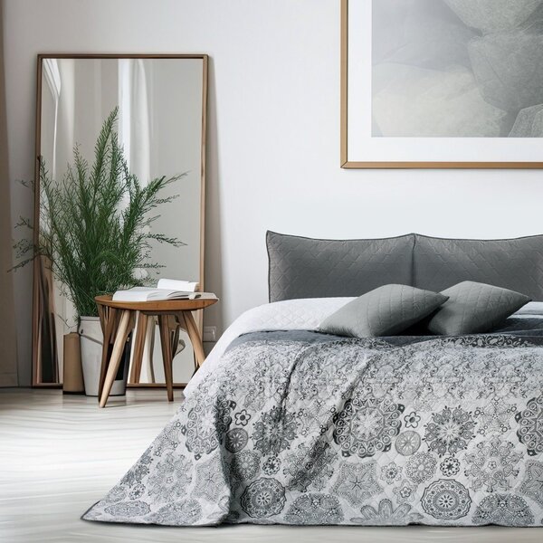 Bílošedý oboustranný přehoz z mikrovlákna DecoKing Alhambra, 260 x 240 cm