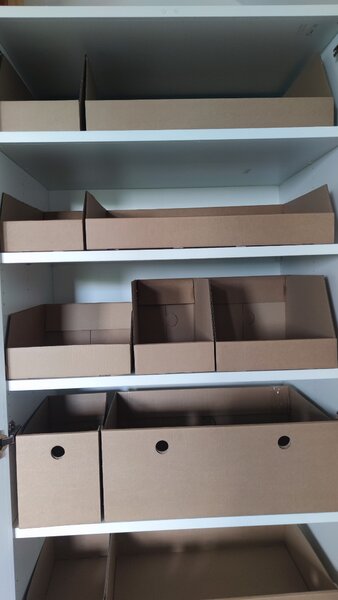 KARTON PAK Úložné boxy na oblečení, organizéry do skříně EKO KARTON 55x40x21 - zkosený