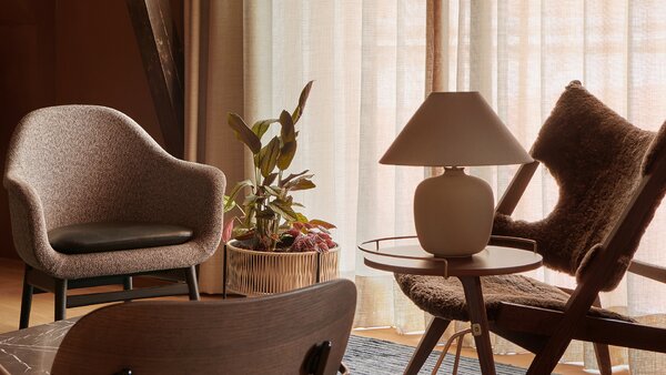Audo Copenhagen designové stolní lampy Torso Table Lamp Small