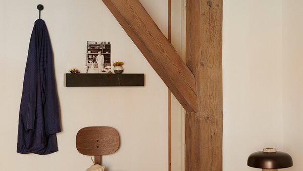 Audo Copenhagen designové police Plinth Shelf