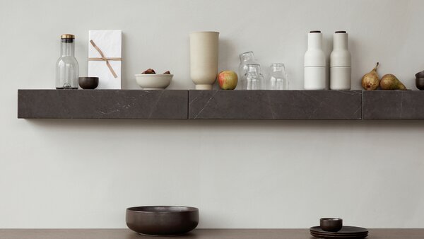 Audo Copenhagen designové police Plinth Shelf