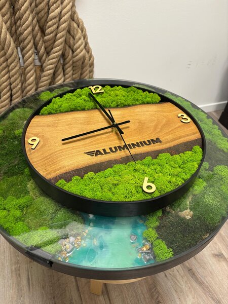 Mechové hodiny s gravírovaným logem Velikost rámu: 40cm