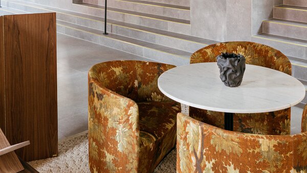 Audo Copenhagen designové kavárenské stoly Harbour Column Counter Table (průměr 80 cm)