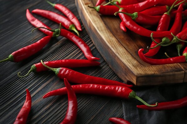 Fototapeta deska s chili papričkami