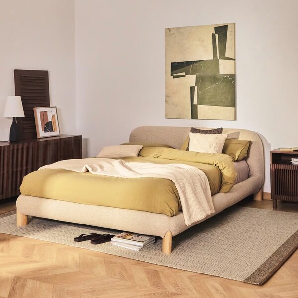 Kave Home Béžová bouclé dvoulůžková postel Odina 180 x 200 cm s přírodní podnoží