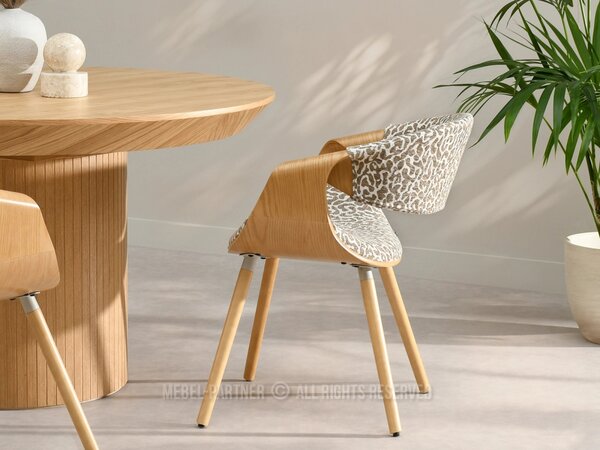 Designová jídelní židle SAROLTA - krémová / hnědá / dub
