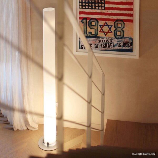FLOS Stojací lampa Stylos ve tvaru válce, výška 200 cm, Bílá / opál, Obývací pokoj / jídelna, Plast, Design