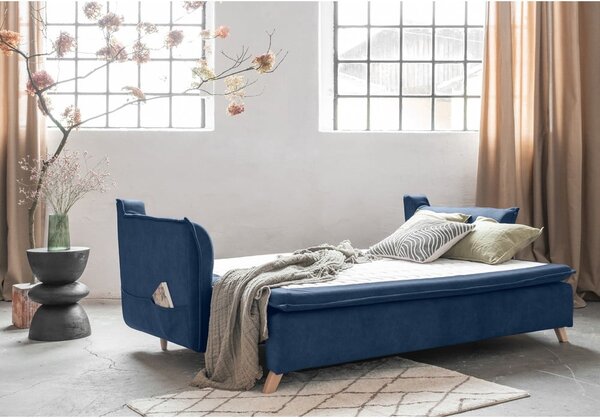 Tmavě modrá sametová rozkládací pohovka 225 cm Charming Charlie – Miuform