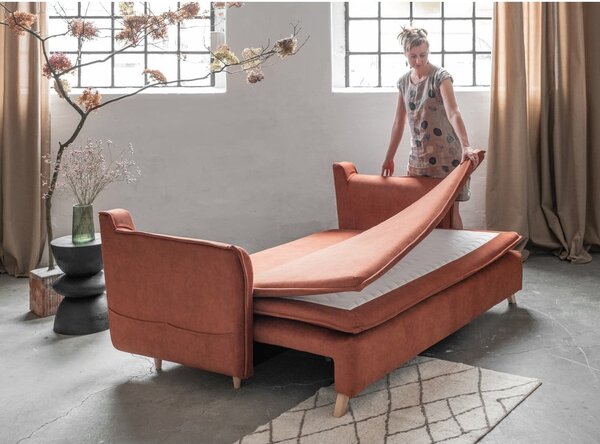Sametová rozkládací pohovka v cihlové barvě 225 cm Charming Charlie – Miuform