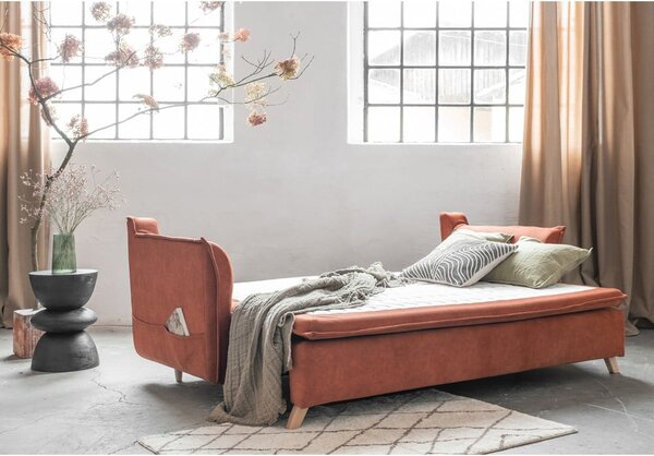 Sametová rozkládací pohovka v cihlové barvě 225 cm Charming Charlie – Miuform