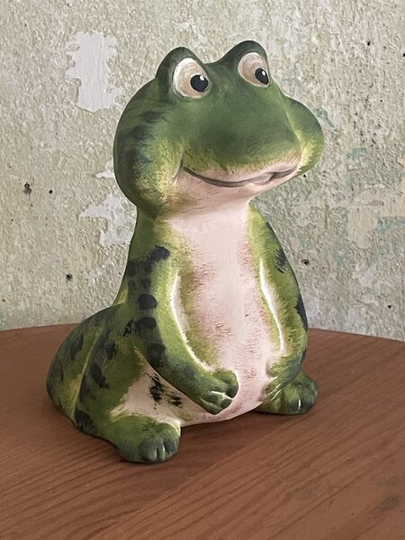 Keramická žába Skokan zelený – mrazuvzdorná soška k jezírku (16 cm)