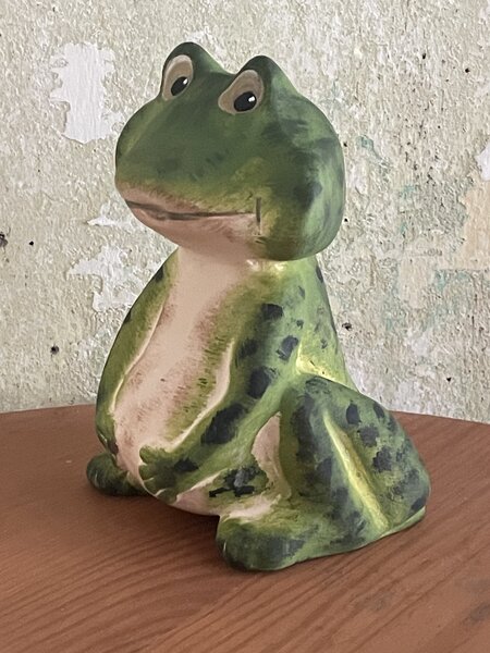 Keramická žába Skokan zelený – mrazuvzdorná soška k jezírku (16 cm)