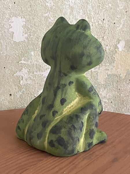 Keramická žába Skokan zelený – mrazuvzdorná soška k jezírku (16 cm)