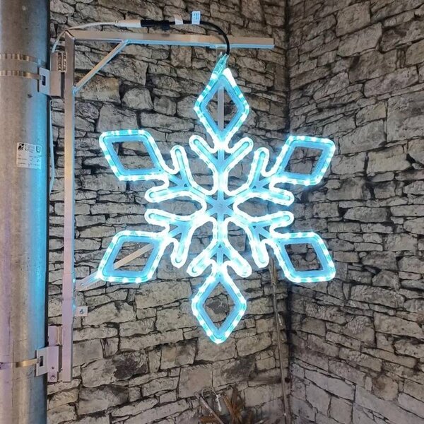 Vianočná sada pre obce „Ľadová vločka IX“, strom 3–5 m „Flash“, 6× vločka IX na verejné osvetlenie, 3D LED snehuliak 107 cm, ľadovo biela