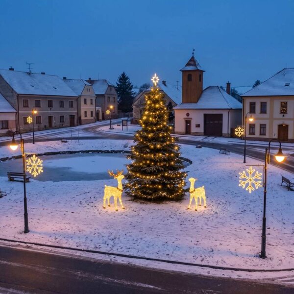 Vianočná sada pre obce „Snehová vločka VI“ s jeleňom a laňou, strom 3–5 m, 4× snehová vločka VI na verejné osvetlenie, 3D LED jeleň a laň 150 cm, teplá biela