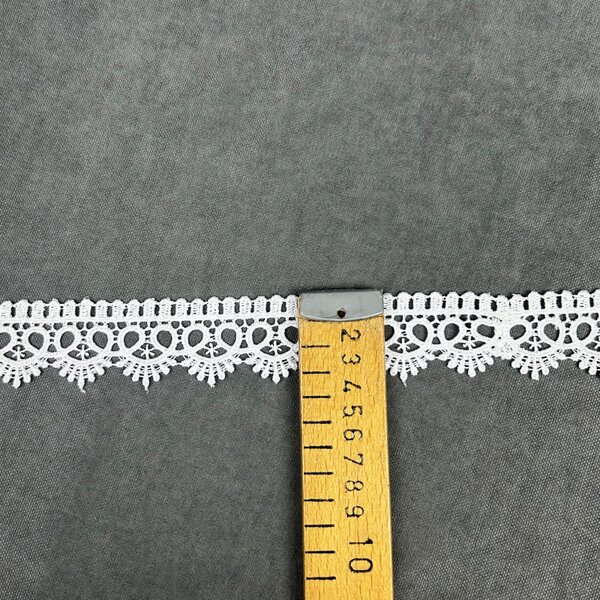 Krajka bíla - 74098 šíře 30 mm , metráž