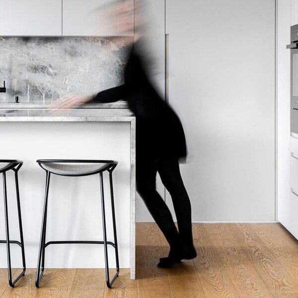 Designové barové židle Monk Barstool High (výška sedáku 77 cm)