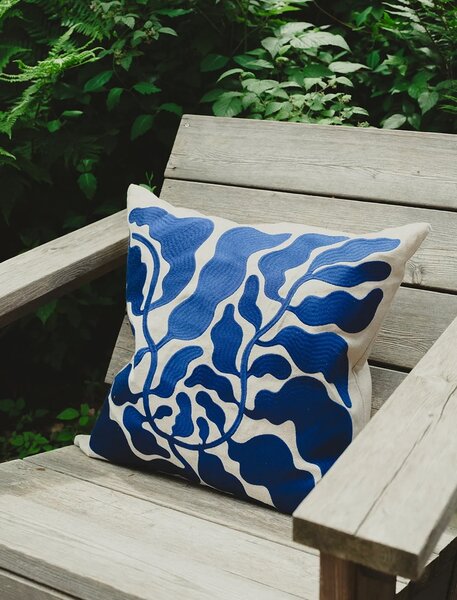 Lněný povlak na polštář Leaves Embroidered – Linnéa Andersson