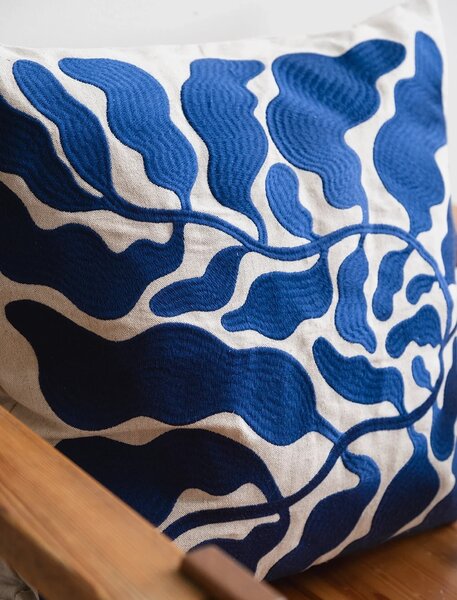 Lněný povlak na polštář Leaves Embroidered – Linnéa Andersson