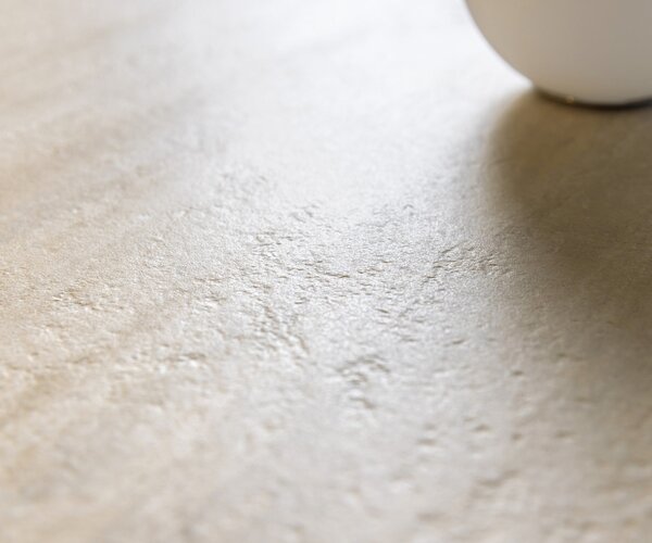 DELIFE TV stolek Cuor 150 cm keramika Laminam® Travertino Bianco krémově bílá 1 výklopná dvířka 1 zásuvka podnož závěsná kov černá