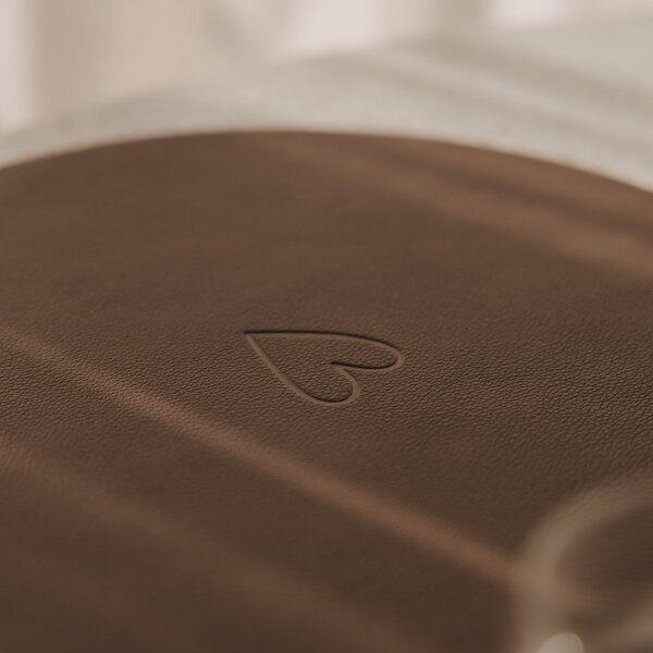 Oboustranné prostírání Heart Brown Ø 35 cm