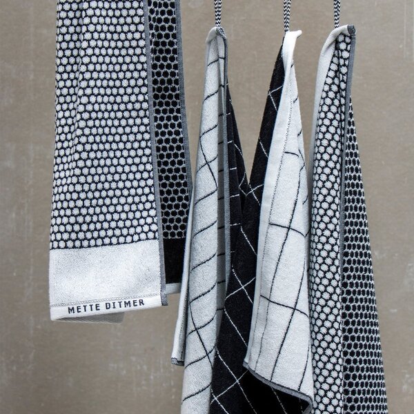 Bílý bavlněný ručník 50x100 cm Tile Stone – Mette Ditmer Denmark
