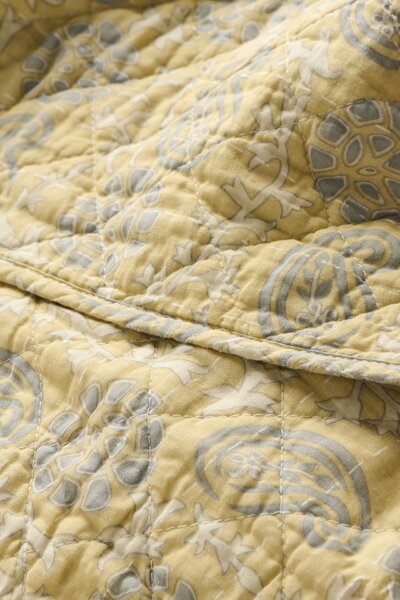 Prošívaný přehoz Soft yellow /off white / grey 130 × 180 cm