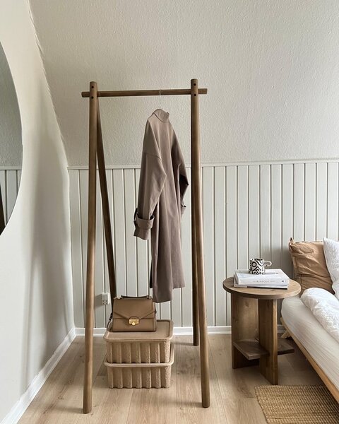 Hnědý stojan na oblečení z borovicového dřeva Hongi – Karup Design