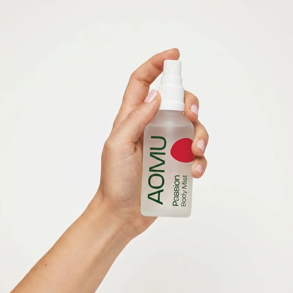 AOMU Passion Body Mist přírodní mlha pro povzbuzení a sebevědomí Objem: 10 ml