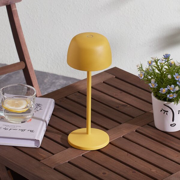 Lindby LED dobíjecí stolní lampa Arietty, žlutá, hliník, Ø 10,5 cm