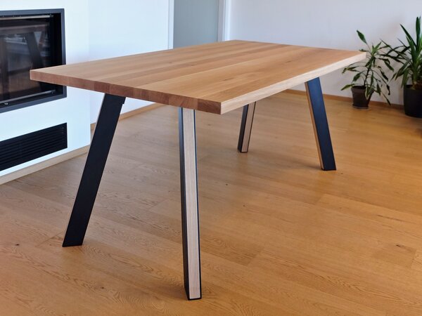 Majstrštych Jídelní stůl Puštík Velikost stolu (D x Š): 160 x 80 (cm), Typ a sukovitost dřeva: Dub sukovitý/rustikální (bez příplatku), Barva kovových nohou: Černá mat - RAL 9005 (bez příplatku)