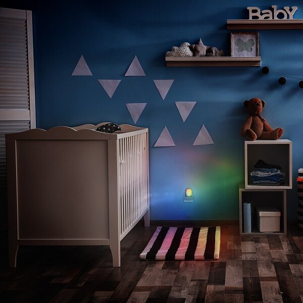 SOLIGHT Noční LED RGB světélko se světelným sensorem do zásuvky, volitelná barva světla